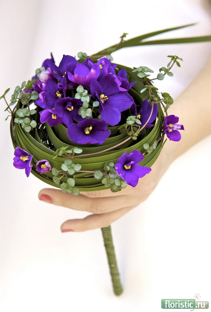 Questo piccolo bouquet nasce da un tenero e sapiente intreccio di foglie - floristic.ru