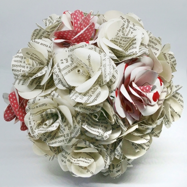Delizioso bouquet con rose realizzate con pagine di libro - La Casa di Tania